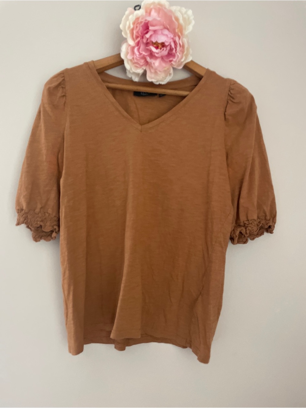 Rafaella Ella V-Neck Puff Sleeve Top in Light Fawn Brown Large Organic Cotton